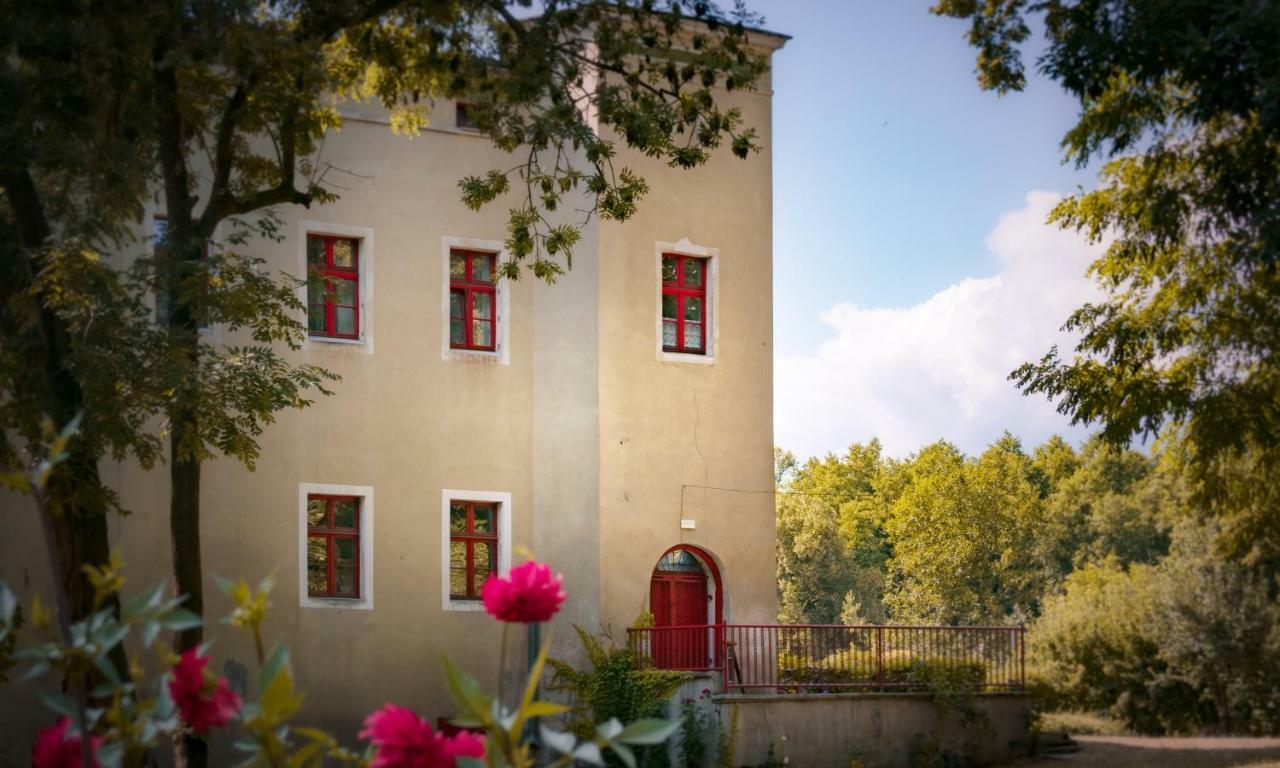 Aparthotel Zamek Dobroszyce Exterior foto
